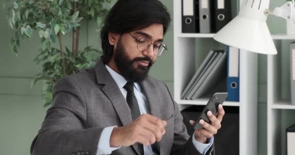 Впевнений Індійський Бізнесмен Окулярах Костюмі Краваткою Сидить Роботі Перерві Каву — стокове відео