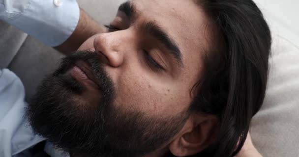 Yorgun Hintli Bir Ofis Çalışanı Gömleği Kravatıyla Kanepede Şekerleme Yapar — Stok video