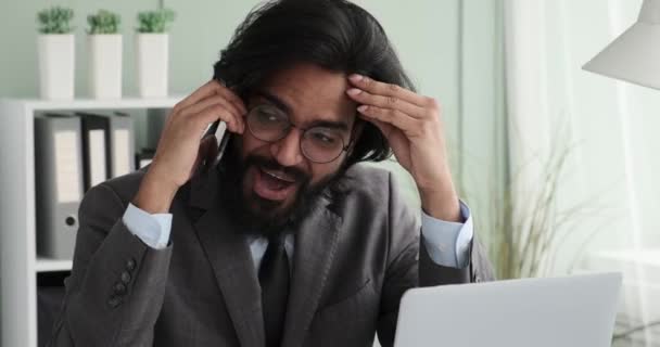 Gözlüklü Takım Elbiseli Hintli Işadamı Masasında Oturmuş Telefonda Neşeli Bir — Stok video