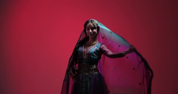 Tętniące Życiem Przedstawienie Tradycyjnego Tańca Bharatanatyam Młodej Kobiety Pochodzenia Indyjskiego — Wideo stockowe