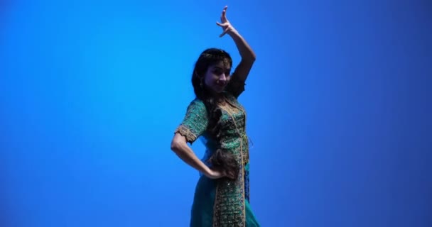 Esencja Indyjskiej Kultury Tańca Jako Utalentowana Młoda Tancerka Wdziękiem Ślizga — Wideo stockowe
