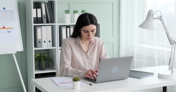 Mujer Negocios Sentada Escritorio Oficina Escribiendo Computadora Portátil Revisando Documentos — Vídeo de stock