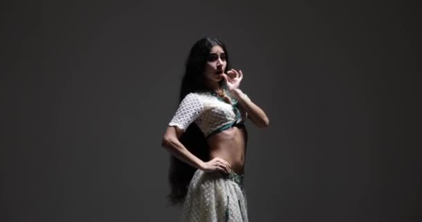 Fiatal Indiai Táncos Fehér Száriban Bonyolult Részletekkel Csillogó Ékszerekkel Elbűvöli — Stock videók