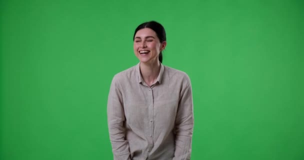Blanke Vrouw Met Een Paardenstaart Staat Een Groen Scherm Lacht — Stockvideo