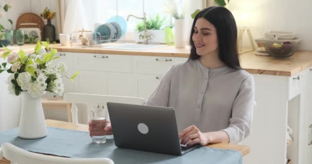 Kafkasyalı Kadın Mutfak Masasında Oturuyor Dizüstü Bilgisayarıyla Uğraşıyor Ferahlatıcı Bir — Stok video