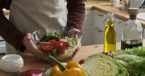 Donna Caucasica Vicino Tavolo Cucina Con Una Ciotola Trasparente Piena — Video Stock
