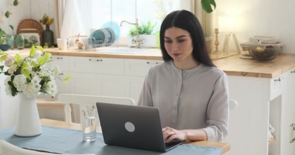Веселая Белая Женщина Сидящая Кухонным Столом Счастливо Печатающая Ноутбуке Позитивное — стоковое видео