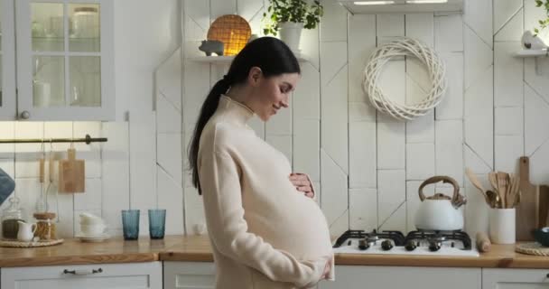 Mujer Caucásica Embarazada Pie Cocina Irradiando Felicidad Con Una Hermosa — Vídeos de Stock