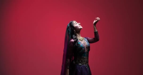 Wykonanie Klasycznego Tańca Indyjskiego Przez Młodą Kobietę Jej Ekspresyjne Ruchy — Wideo stockowe