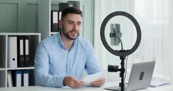 Kaukázusi Üzletember Asztalánál Dokumentumokat Használ Lefolytat Egy Videohívást Pozitív Vidám — Stock videók