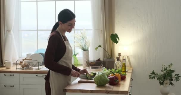 Mujer Caucásica Alegre Entrega Cocina Con Delantal Cocina Exuda Positividad — Vídeos de Stock