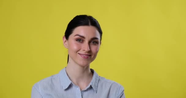 Glimlachende Vrouw Van Blanke Afkomst Tegen Een Levendige Gele Achtergrond — Stockvideo