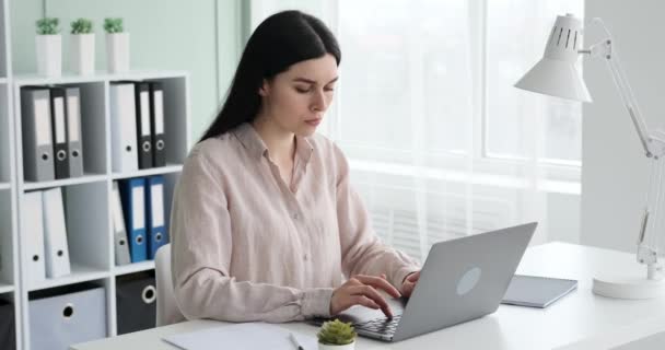 Dizüstü Bilgisayarda Çalışan Ciddi Yüzlü Beyaz Bir Kadın Aniden Iyi — Stok video