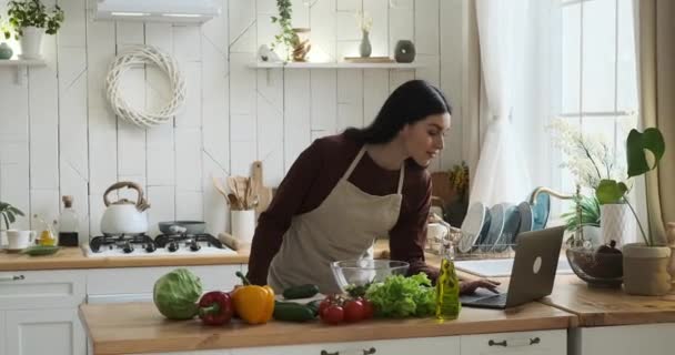 Donna Caucasica Buon Umore Trova Una Cucina Indossando Abbigliamento Casual — Video Stock