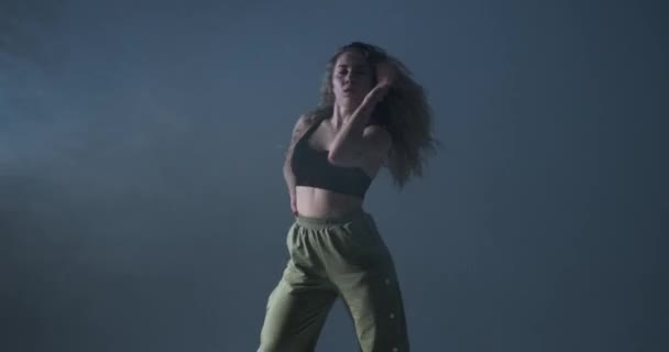 Kıvırcık Saçlı Beyaz Bir Kadın Çağdaş Bir Dans Gösterisi Dumanlı — Stok video