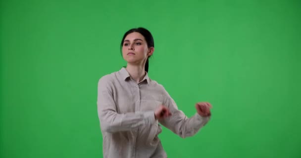 Canlı Enerjik Beyaz Bir Kadın Yeşil Ekran Arka Planında Çekinmeden — Stok video