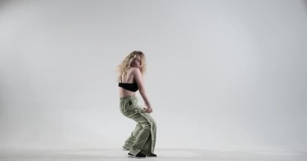 Eine Lockige Kaukasierin Zeigt Ihre Beeindruckenden Jazz Funk Tanzkünste Vor — Stockvideo