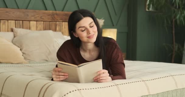 Vit Kvinna Pyjamas Ligger Graciöst Sängen Med Ett Strålande Leende — Stockvideo