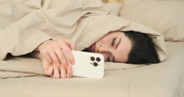 Blanke Vrouw Bed Pyjama Beslag Genomen Door Het Typen Telefoon — Stockvideo