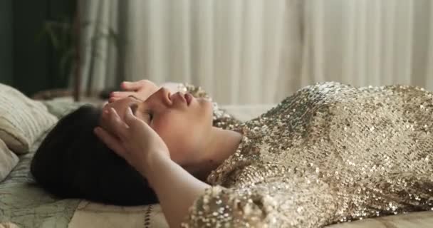 Seorang Wanita Kaukasia Lelah Mengenakan Gaun Malam Yang Glamor Mencari — Stok Video
