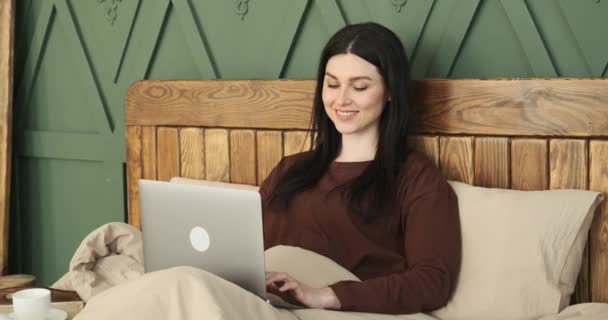 Sonriente Mujer Caucásica Está Sentada Cama Vistiendo Acogedor Pijama Con — Vídeos de Stock