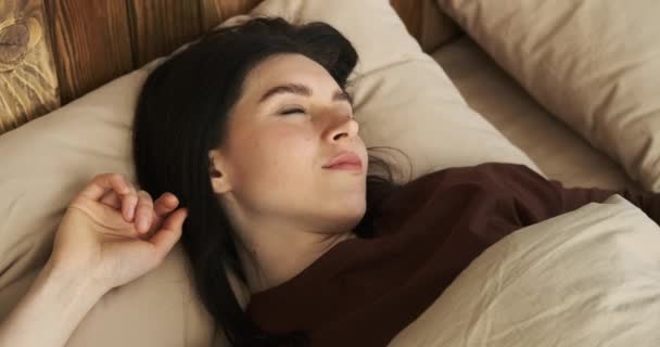 Deliciosa Mujer Caucásica Despierta Rostro Radiante Con Una Sonrisa Radiante — Vídeo de stock