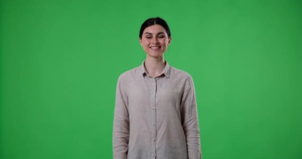 Yeşil Arka Planda Duran Beyaz Bir Kadın Eliyle Iyi Bir — Stok video