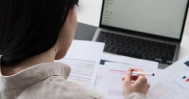 Kafkasyalı bir kadının portresi ofiste evrak işleriyle uğraşıyor. Onları gözden geçirir, kalemle notlar alır, sonra başını masaya koyar, yorgun ve uykulu hisseder..