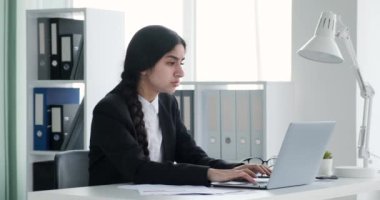 Aşırı yorgunluğuna ve uyuma arzusuna rağmen kadın yönetici görevlerinde ısrar ediyor. Yorgunluktan bunalmış, başını ellerinin arasına almış, yorgunluğun ağırlığını hissediyor..