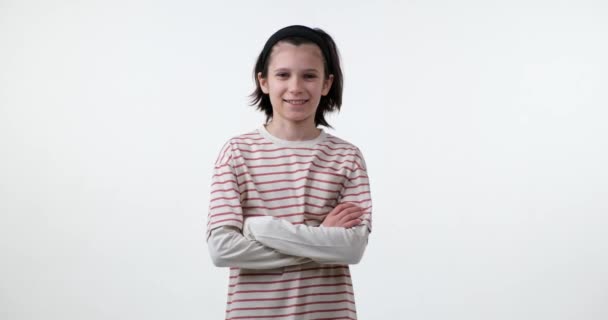 Ein Junge Schulalter Steht Vor Weißem Hintergrund Lächelt Und Blickt — Stockvideo