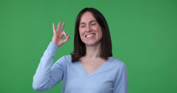 Vrolijke Blanke Vrouw Staat Tegen Een Groene Achtergrond Geeft Enthousiast — Stockvideo