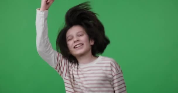 Chlapec Školním Věku Tančí Bez Zájmu Zeleném Pozadí Pohybuje Rytmu — Stock video