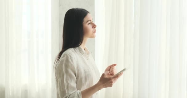 Femme Caucasienne Prête Tient Près Fenêtre Engagée Dans Moment Contemplatif — Video