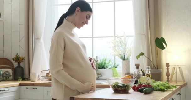 Embarazada Mujer Caucásica Levanta Con Gracia Junto Una Mesa Cocina — Vídeos de Stock