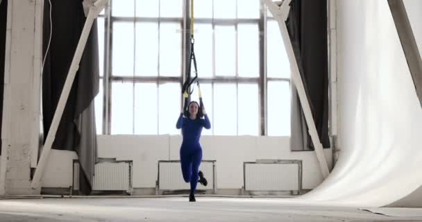 Une Femme Costume Sport Spécial Effectue Squats Jambe Unique Avec — Video