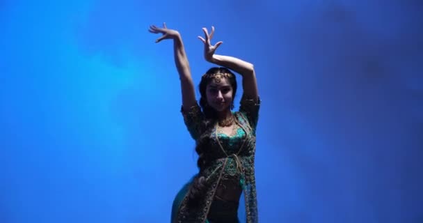 Bharatanatyam Danza Una Joven Talentosa Traje Tradicional Indio Sobre Fondo — Vídeos de Stock