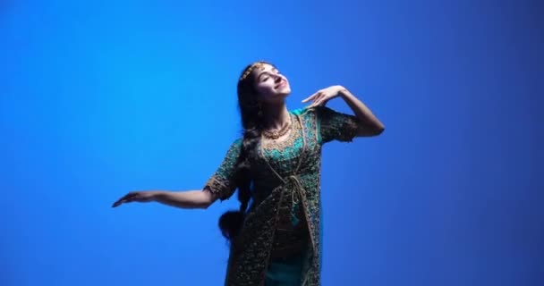 Ten Hipnotyzujący Występ Tańca Indyjskiego Oferuje Utalentowanego Tancerza Płynnej Sukni — Wideo stockowe