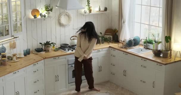 Радіюча Кавказька Жінка Висмоктує Безмежну Енергію Щастя Танцюючи Ентузіазмом Кухні — стокове відео