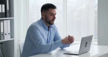 Kafkas işadamı ofisinde masasında otururken, bilgisayarında yazı yazarken ve çalışırken görülüyor. Ofisin doğal ışığı ve parlak tasarımı rahat bir atmosfer yaratıyor..