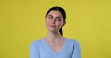 Seçenekleri değerlendirirken derin düşüncelere dalmış sarı arka planda bir kadın. Her birinin artılarını ve eksilerini tartarken, seçenekleri düşünürken elini çenesine koyar..