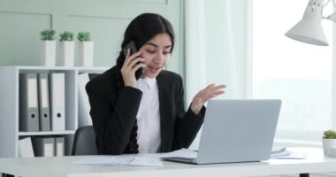 Bu kararlı Hintli iş kadını mesleki işleriyle meşgul. Telefonda konuşurken yüz ifadeleri hayal kırıklığını ve hayal kırıklığını gösteriyor..