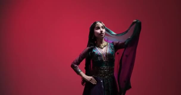 Dynamiczne Kolorowe Wykonanie Tańca Bharatanatyam Przez Młodą Hinduskę Atrakcyjna Odzież — Wideo stockowe