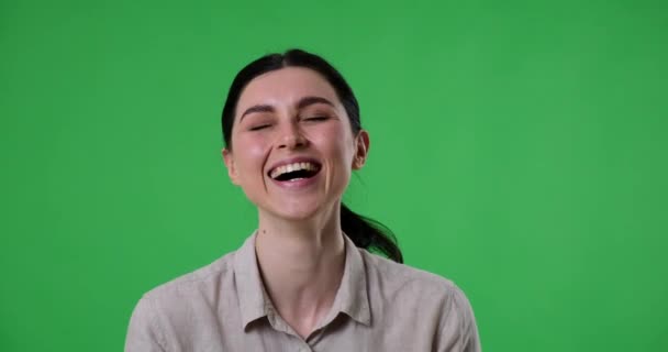 화면을 배경으로 여자가 웃음을 터뜨리며 억제되지 즐거움을 표현하였다 전염되는 태도는 — 비디오