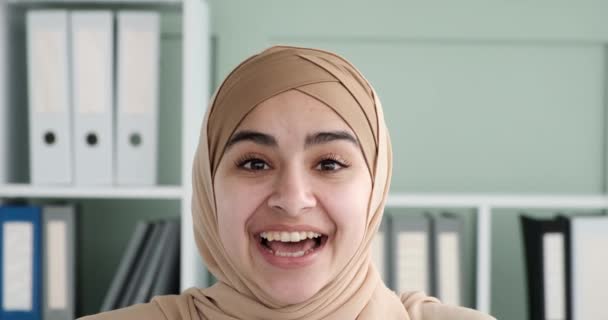 一个头戴头巾的阿拉伯妇女的特写肖像进行了虚拟对话 她说话时似乎带着一种连接感 好像是通过网络摄像头进行交流似的 — 图库视频影像