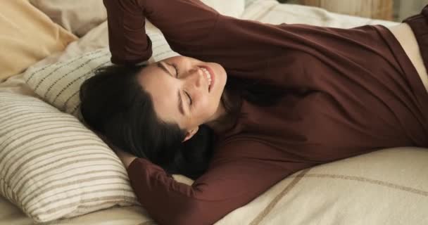 Mujer Caucásica Pijama Descansando Cama Con Una Expresión Contenta Cara — Vídeo de stock