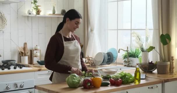 Blanke Vrouw Keukenschort Bereidt Een Heerlijke Maaltijd Met Vaardigheid Snijdt — Stockvideo