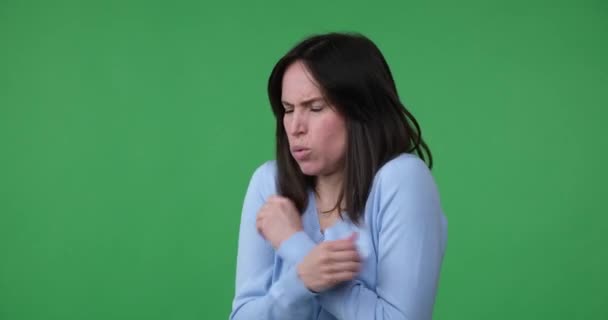 Una Mujer Caucásica Pie Sobre Fondo Pantalla Verde Parece Sentirse — Vídeo de stock