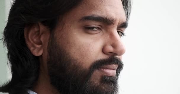 Egy Közeli Lassított Felvételű Portré Egy Szemüveges Indiai Üzletemberről Egy — Stock videók