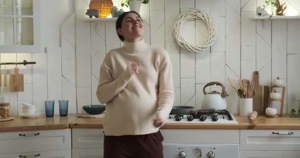 Mulher Branca Grávida Cozinha Dançando Com Pura Alegria Sorriso Radiante — Vídeo de Stock