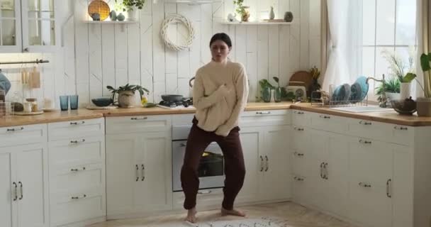 Радостная Белая Женщина Изящно Танцует Кухне Каждым Движением Заразительный Энтузиазм — стоковое видео
